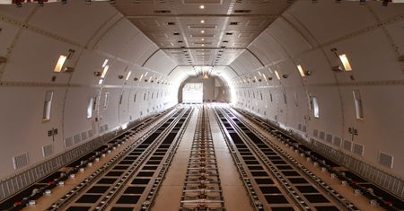 Lotnicze przewozy cargo popularniejsze niż przed pandemią. Przyczyniają się do tego transporty medyczne i rozwój e-handlu