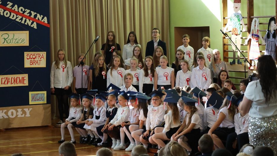 Najważniejszym momentem był uroczysty apel, pasowanie na uczniów klas I oraz prezentacja nowej publikacji