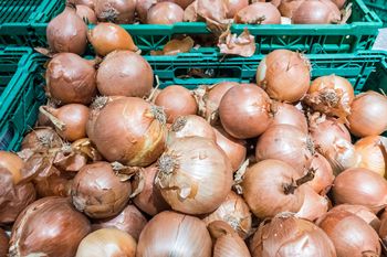 Wysłali cebulę do Polski. Zarobili 216 mln zł. Skąd pochodzi?