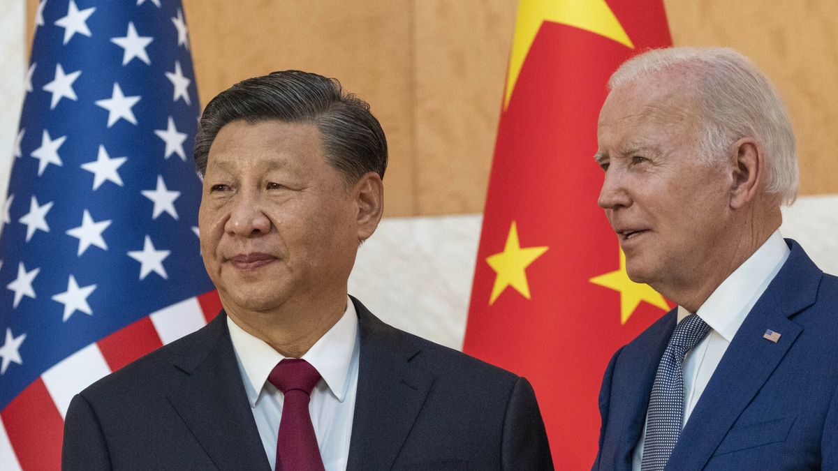Biden spotka? si? z Jinpingiem na szczycie G20
U.S. President Joe Biden, right, stands with Chinese President Xi Jinping before a meeting on the sidelines of the G20 summit meeting, Monday, Nov. 14, 2022, in Bali, Indonesia. (AP Photo/Alex Brandon)
Alex Brandon