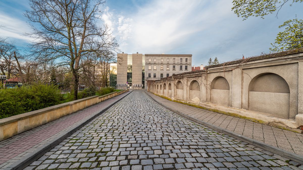 Widok na bibliotekę miejską w Opolu