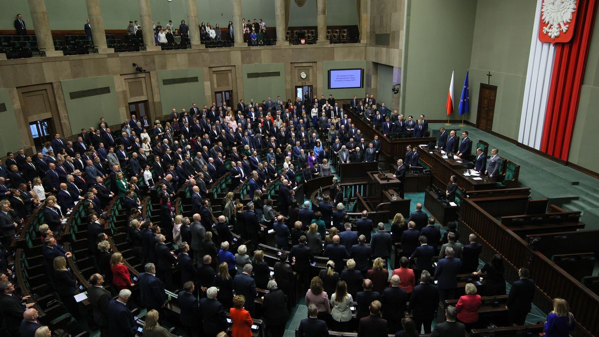 pos�owie
Warszawa, 05.02.2025. Pos�owie na sali obrad Sejmu w Warszawie, 5 bm. Pos�owie uczcili minut� ciszy 85. rocznic� pierwszych wyw�zek Polak�w z Kres�w Wschodnich. Sejm, kt�ry rozpoczyna dwudniowe posiedzenie, zajmie si� m.in. rz�dowym projektem nowelizacji ustawy o podatku akcyzowym i ustawy o zdrowiu publicznym. (jm) PAP/Rafa� Guz
Rafa� Guz
X kadencja, 10, 10 10. X kadencja kadencji, 10., Dziesi�ta, kadencji, obrad, Obrady, plenarna, polityk polityka, Polityka, posiedzenie, Posiedzenie Sejmu, pos�owie, Sala plenarna posiedze� obrad, sala posiedze�, sejm, Sejm RP, sejmu