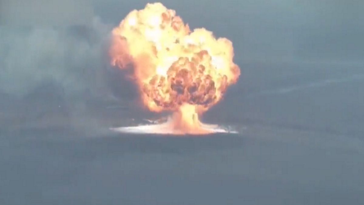 Nad polem walki pojawił się grzyb po eksplozji. Czym została spowodowana?