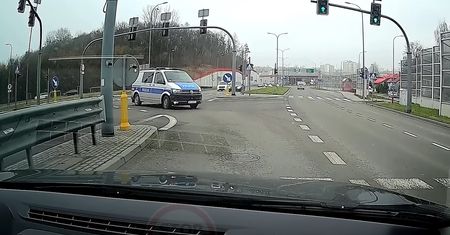 Dziwne manewry radiowozów. Policjant wyjaśnia, dlaczego tak się dzieje