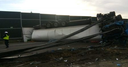 Groźny wypadek na S12/S17 Lublin – Piaski. Opona wystrzeliła w ciężarówce