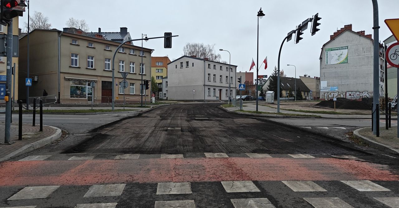 Szczecinek: Centrum miasta rozkopane. Rozpoczęła się budowa ronda na jednym z głównych skrzyżowań