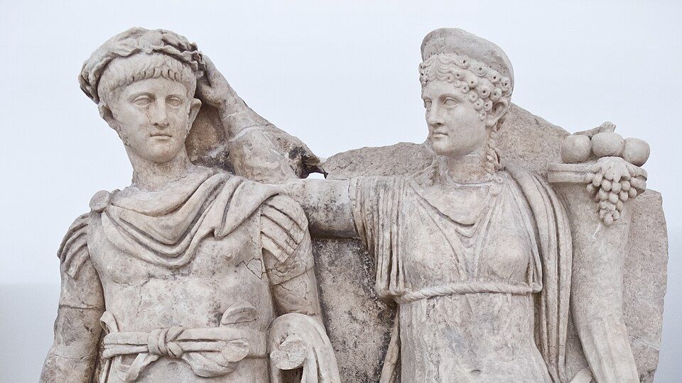Agrypina wieńcząca swego syna (relief z Afrodyzji)
