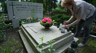 Pani Agnieszka bezinteresownie zaopiekowała się grobem zasłużonej torunianki. Kto zajmie się nim w przyszłości?
