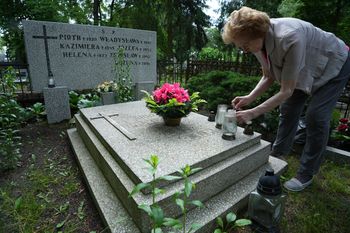 Pani Agnieszka bezinteresownie zaopiekowała się grobem zasłużonej torunianki. Kto zajmie się nim w przyszłości?