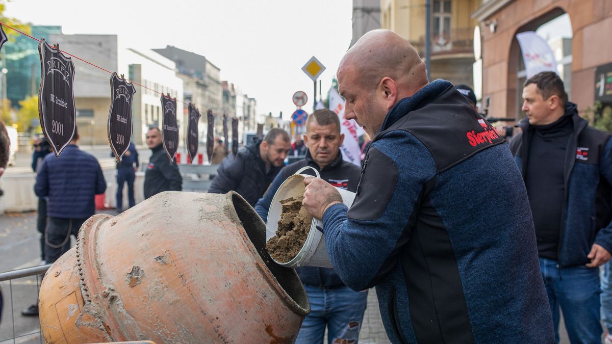 protest przed biurem poselskim premiera
Tomasz Wiktor
biuro, mateusza morawieckiego, poselskie, protest, sierpie� 80, sierpnia 80, zwi�zkowcy
