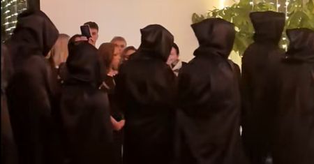 Tak wyszli na studniówkę. W sieci aż się gotuje. "Jakiś cyrk"