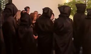 Tak wyszli na studniówkę. W sieci aż się gotuje. "Jakiś cyrk"