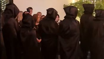 Tak wyszli na studniówkę. W sieci aż się gotuje. "Jakiś cyrk"