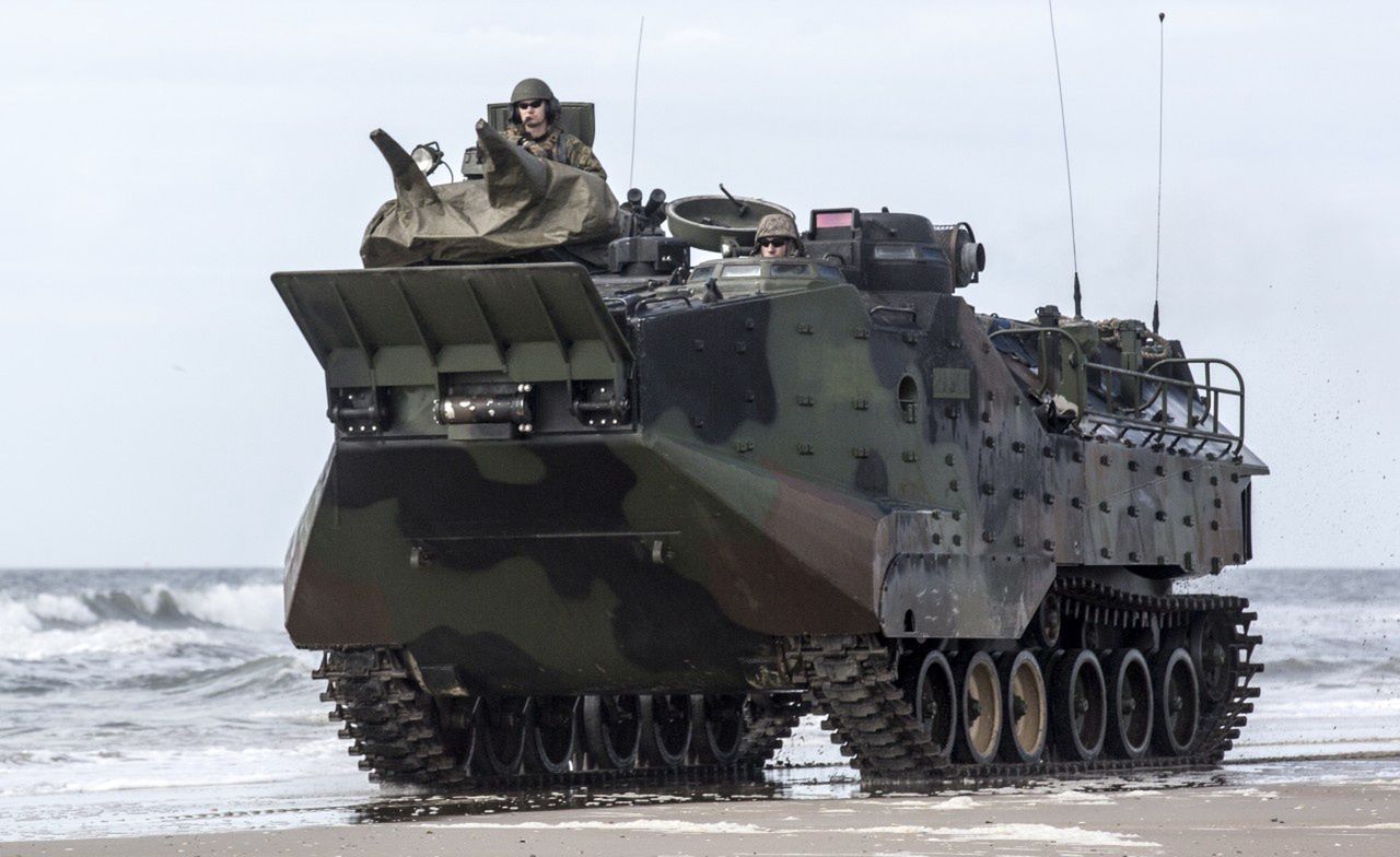 Na lądzie ze względu na wymiary AAV7 jest dużo większym celem od większości współczesnych transporterów i bwp, jednak mieści też znacznie więcej żołnierzy.