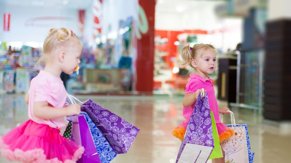 Spacer po centrum handlowym