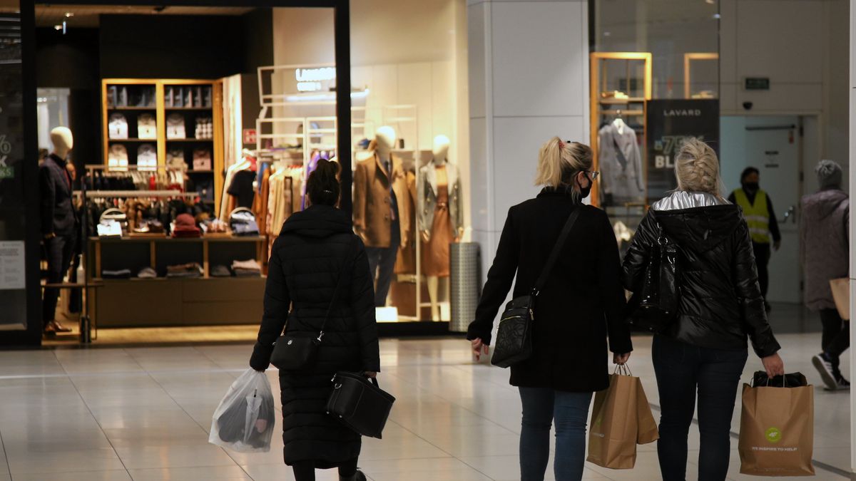 Black Friday w Szczecinie26.11.2021 Szczecin . Centrum handlowo - rozrywkowe Galaxy . Dzien wyprzedazy Black FridayFot. Cezary Aszkielowicz / Agencja Wyborcza.plFot. Cezary Aszkielowicz / Agencja Wyborcza.plBlack Week, handel, sklep, sklepy, wyprzedaz, sprzedaz, swiateczna, przedswiateczna, /FR/, czarny, piatek