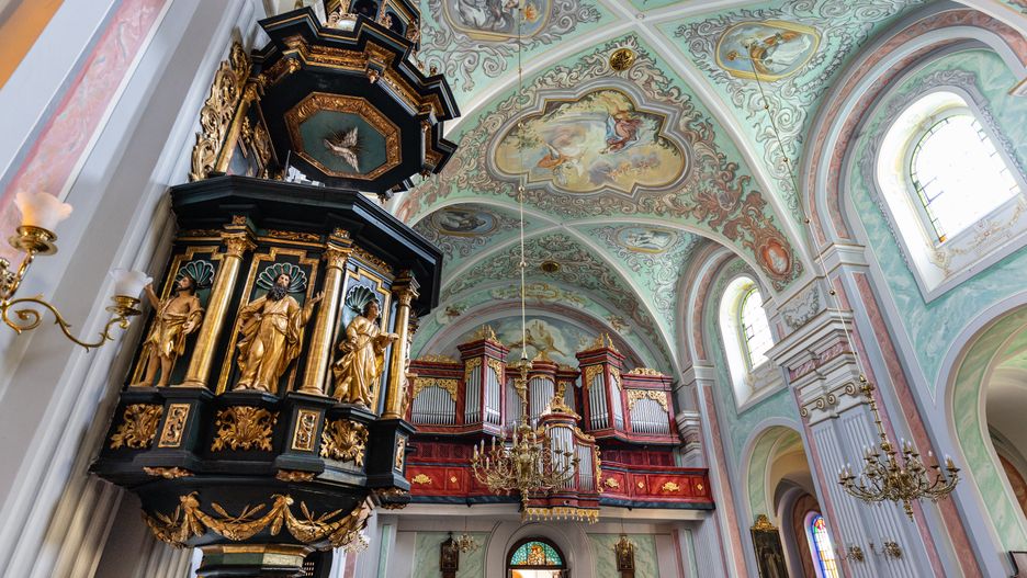 Wnętrza kościoła są bogato zdobione i robią wielkie wrażenie