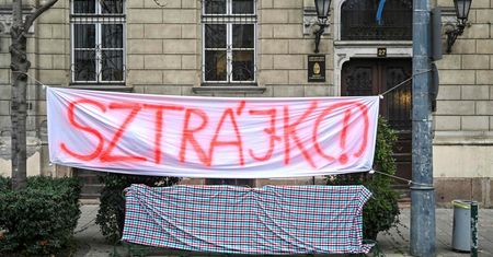 Węgry: zapaść szkół. Orbanowi masowo uciekają nauczyciele