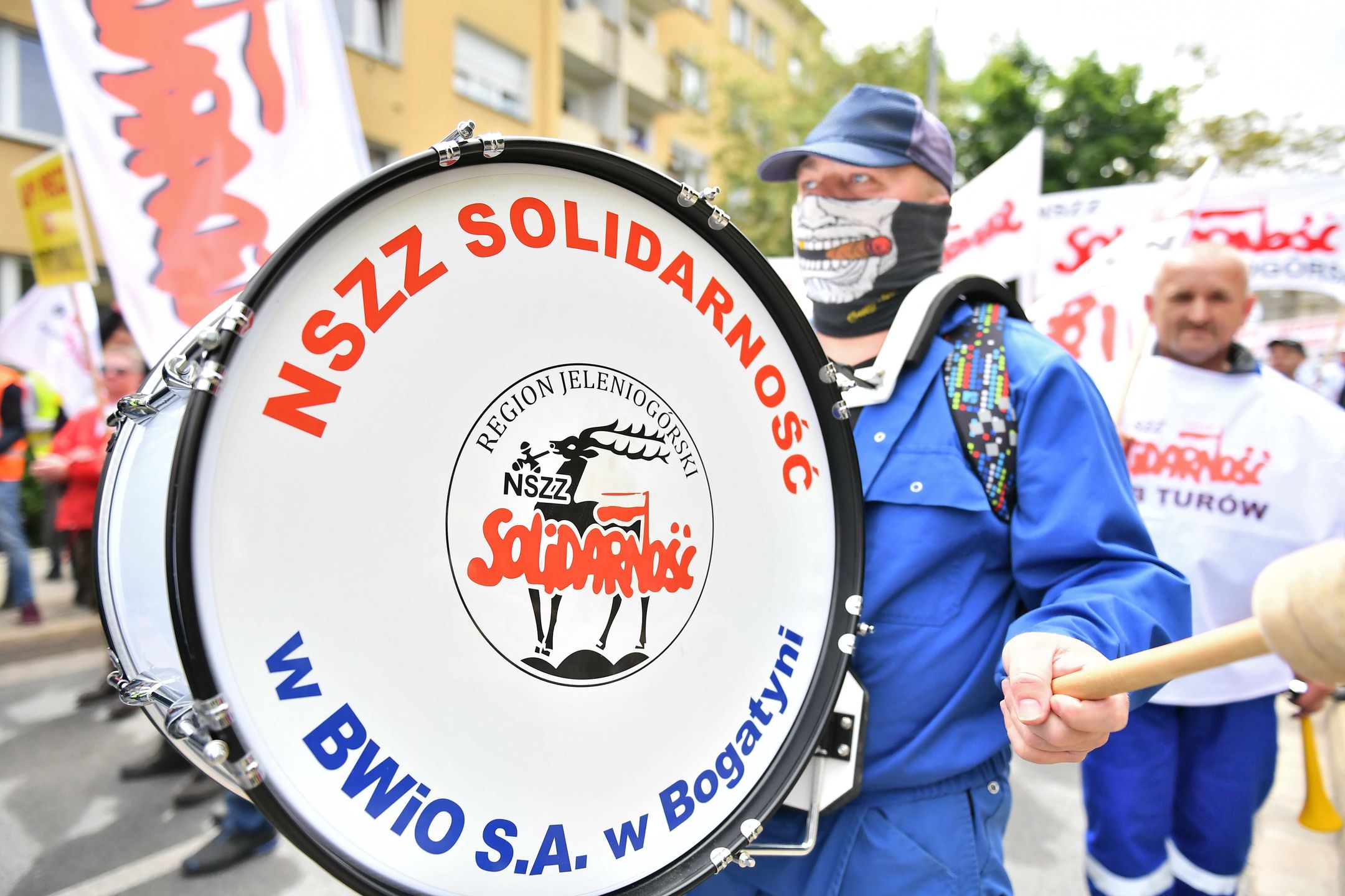 Wrocław, 26.05.2021. Pracownicy kopalni Turów podczas protestu przed siedzibą przedstawicielstwa Komisji Europejskiej i Parlamentu Europejskiego we Wrocławiu, 26 bm. w sprawie zamknięcia kopalni. Trybunał Sprawiedliwości Unii Europejskiej przychylił się do wniosku Czech i 21 bm. nakazał Polsce natychmiastowe wstrzymanie wydobycia w kopalni Turów do czasu merytorycznego rozstrzygnięcia. (sko) PAP/Maciej Kulczyński