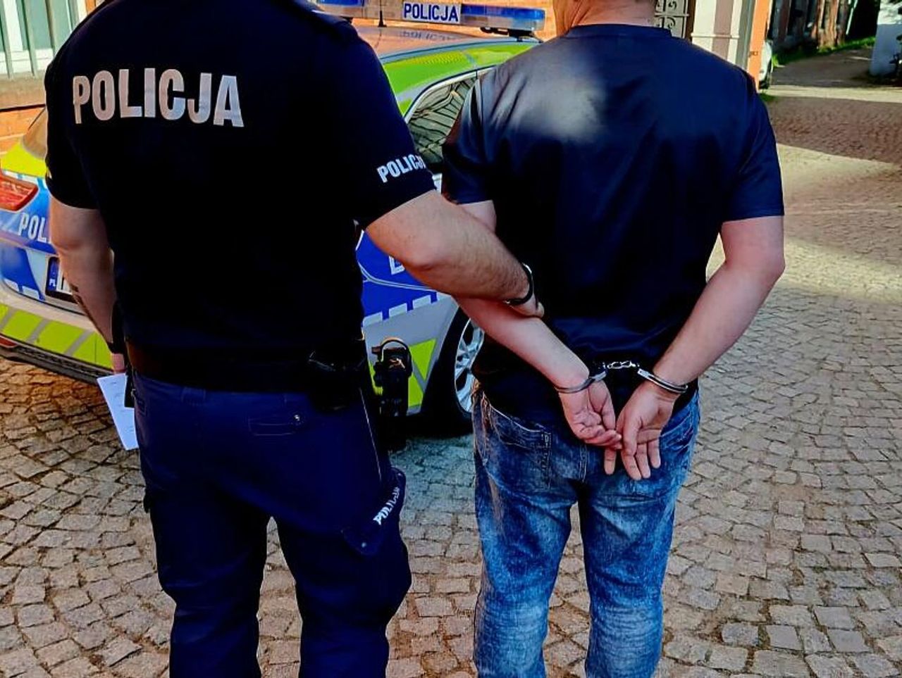 Ząbkowice Śląskie: Kobieta zasłabła w domu. Interweniujący policjanci odkryli jej mroczną tajemnicę