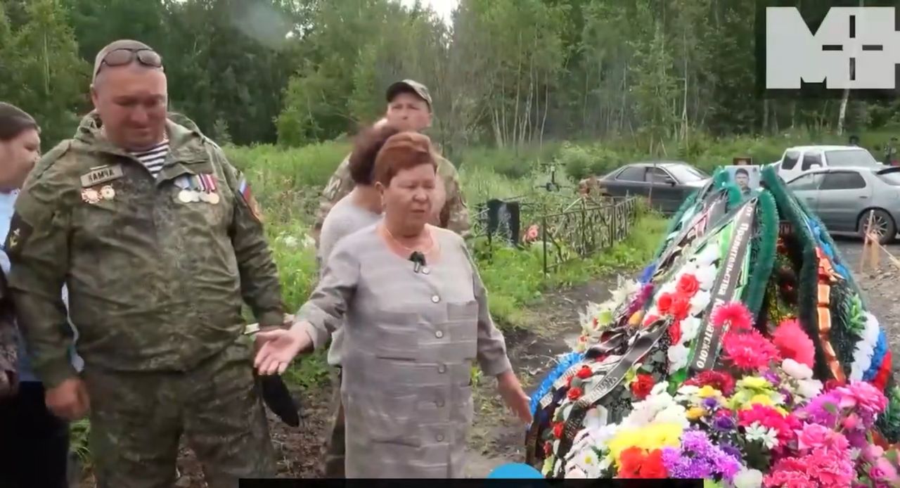 A Russian man buried on the road. The family blames the authorities.