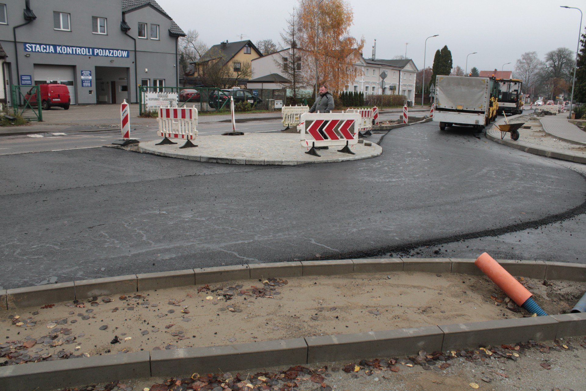 Prace na ulicy Zwycięstwa na osiedlu Rokosowo w Koszalinie
