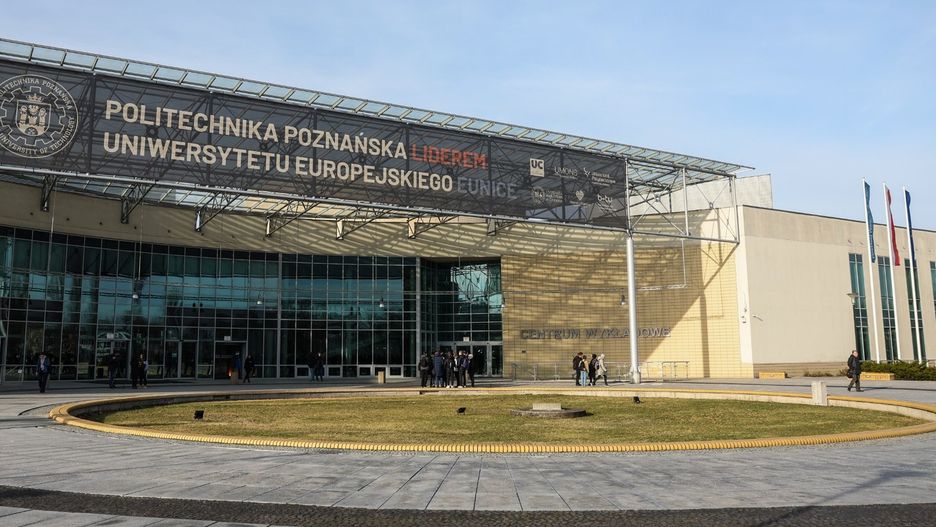 POLITECHNIKA POZNANSKA / CENTRUM WYKLADOWE PIOTROWO