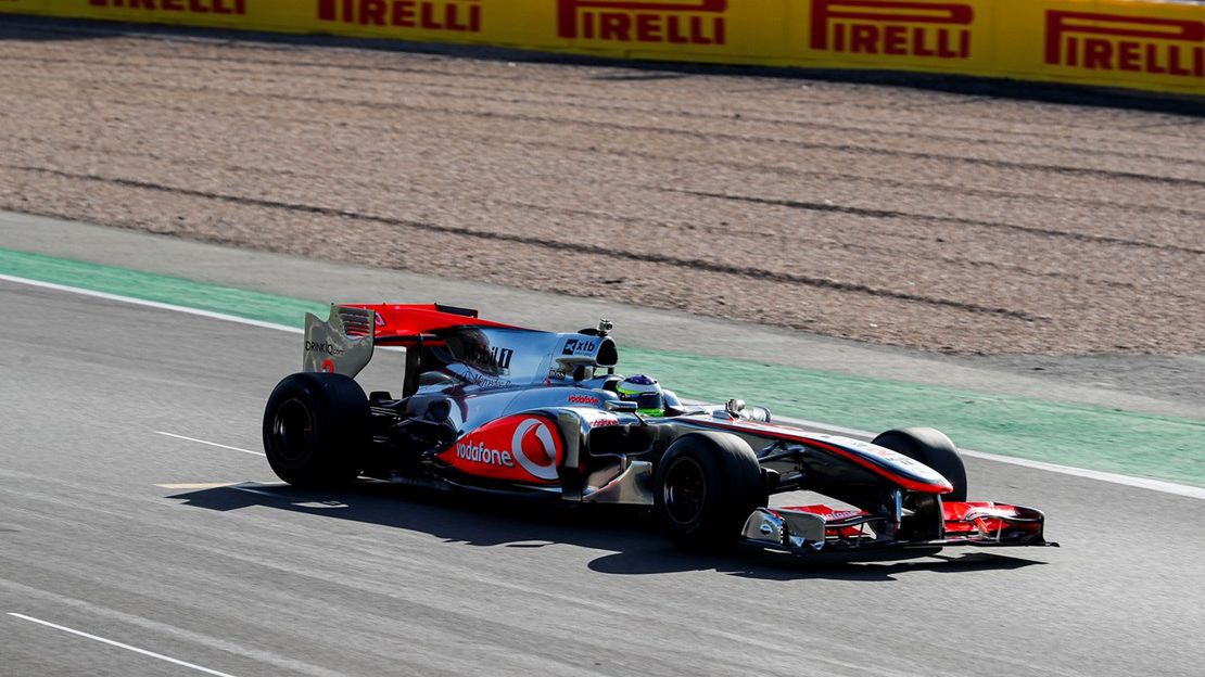 Bolid podczas licytacji wykonywał okrążenie pokazowe na torze Silverstone