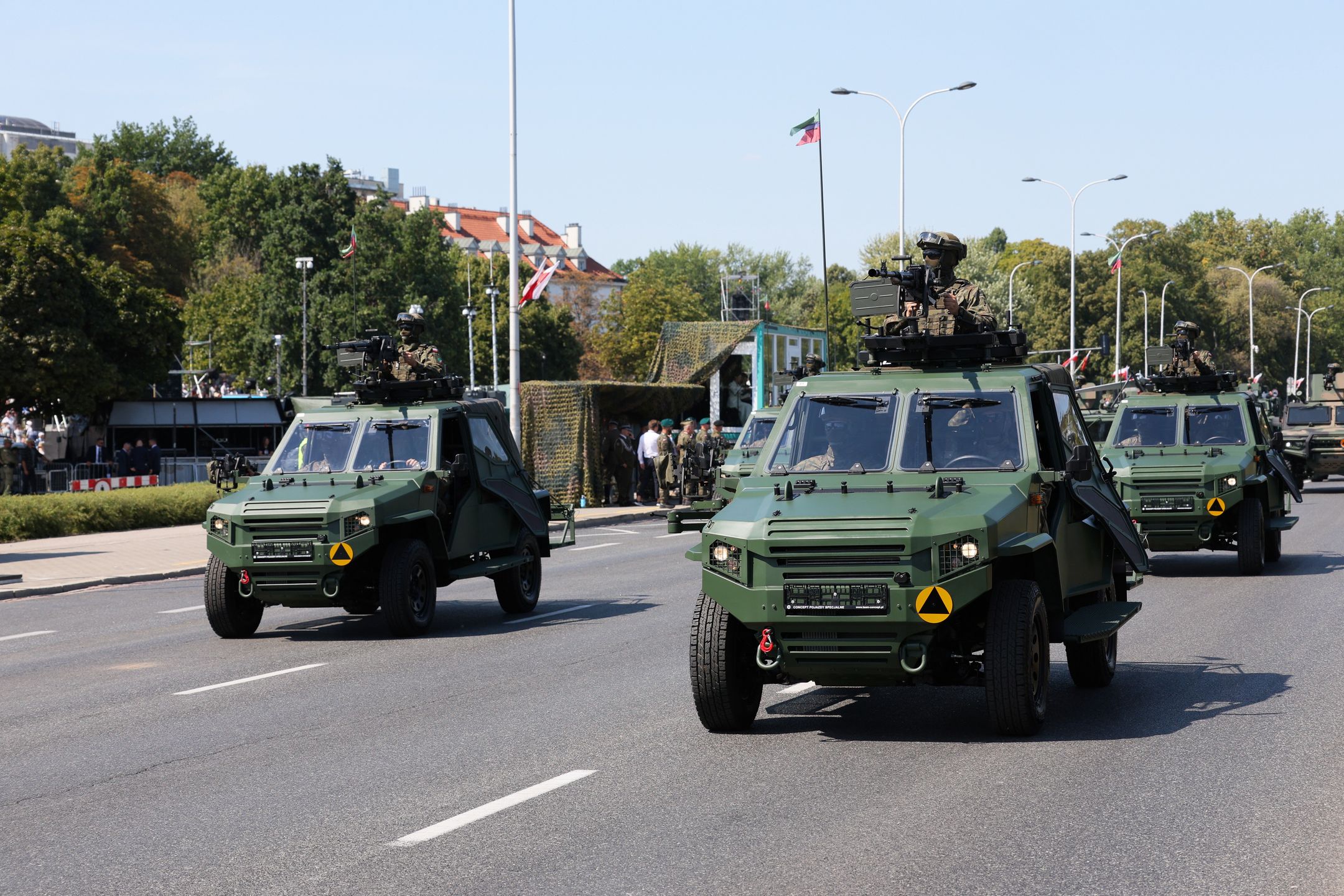 Warszawa, 15.08.2025. Defilada wojskowa na warszawskiej Wisłostradzie, w ramach obchodów Święta Wojska Polskiego, 15 bm. Tegoroczna defilada wojskowa odbywa się pod hasłem ?Dziękujemy za Waszą służbę?. (mr) PAP/Rafał Guz