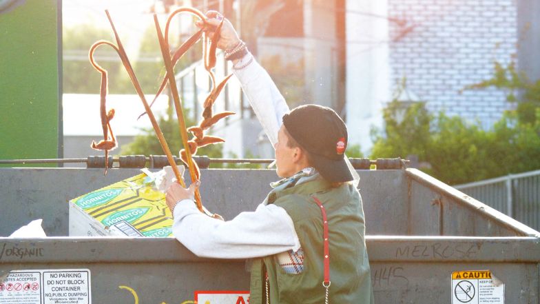 Bezdomna Loni Willison przeszukuje śmietniki w Los Angeles