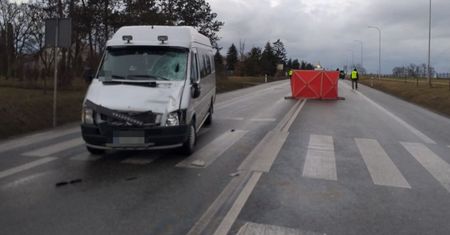 Dramat na drodze. Bus dostawczy potrącił pieszego