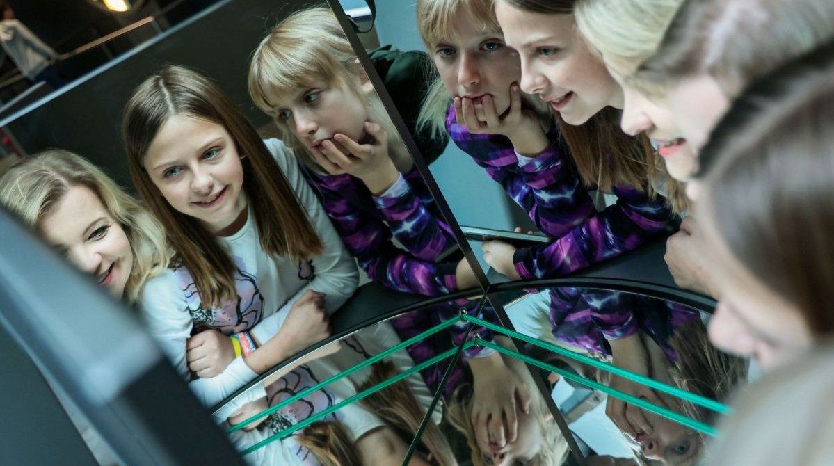 Warszawa: Zanurz się w świecie luster. Nowa wystawa w Koperniku