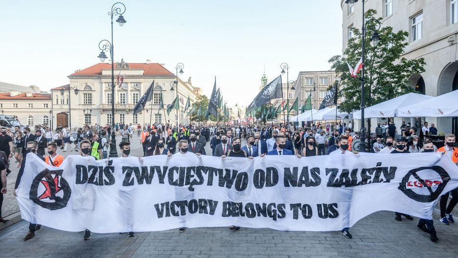 Marsz Zwycięstwa, mimo zakazów, przemaszerował ulicami Warszawy
