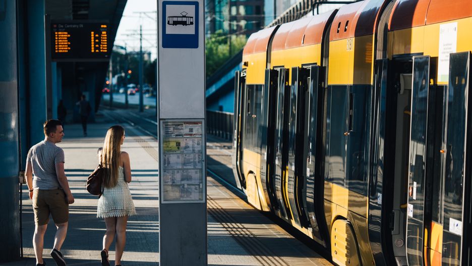 wpwiado przystanek tramwaj warszawa podróżni tory tramwajowe