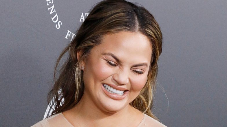 Chrissy Teigen pozuje TOPLESS z dwuletnim synem u boku: "Przesuń się, mama PRÓBUJE BYĆ WYZYWAJĄCA" (FOTO)