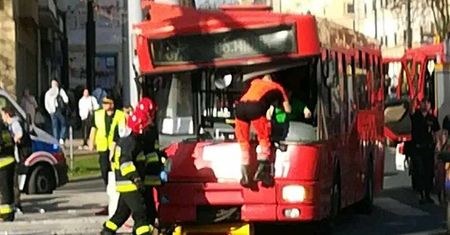 Autobus linii 32 wjechał w słup trakcji trolejbusowej, są ranni [ZDJĘCIA]