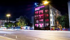 T-Mobile umieścił na muralach bohaterów produkcji Netfliksa