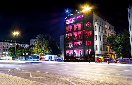 T-Mobile umieścił na muralach bohaterów produkcji Netfliksa