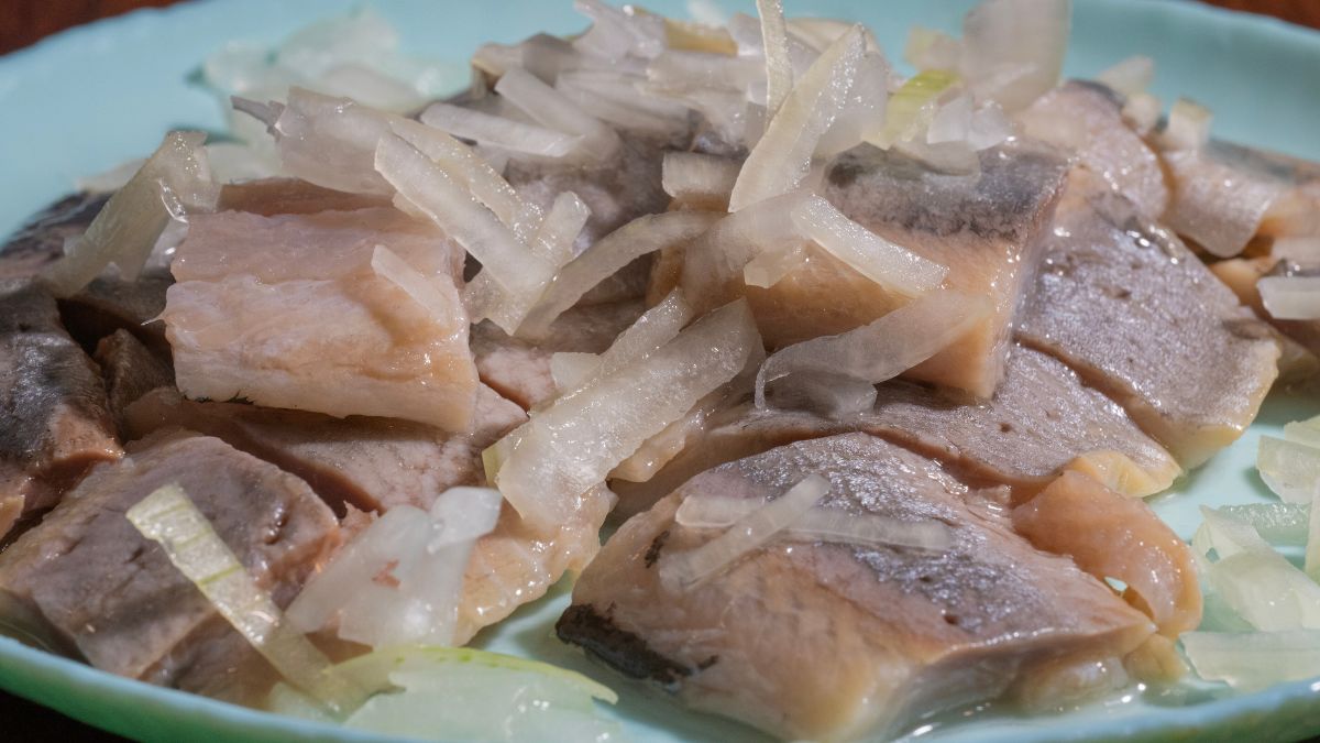 Marynowane śledzie z cebulką