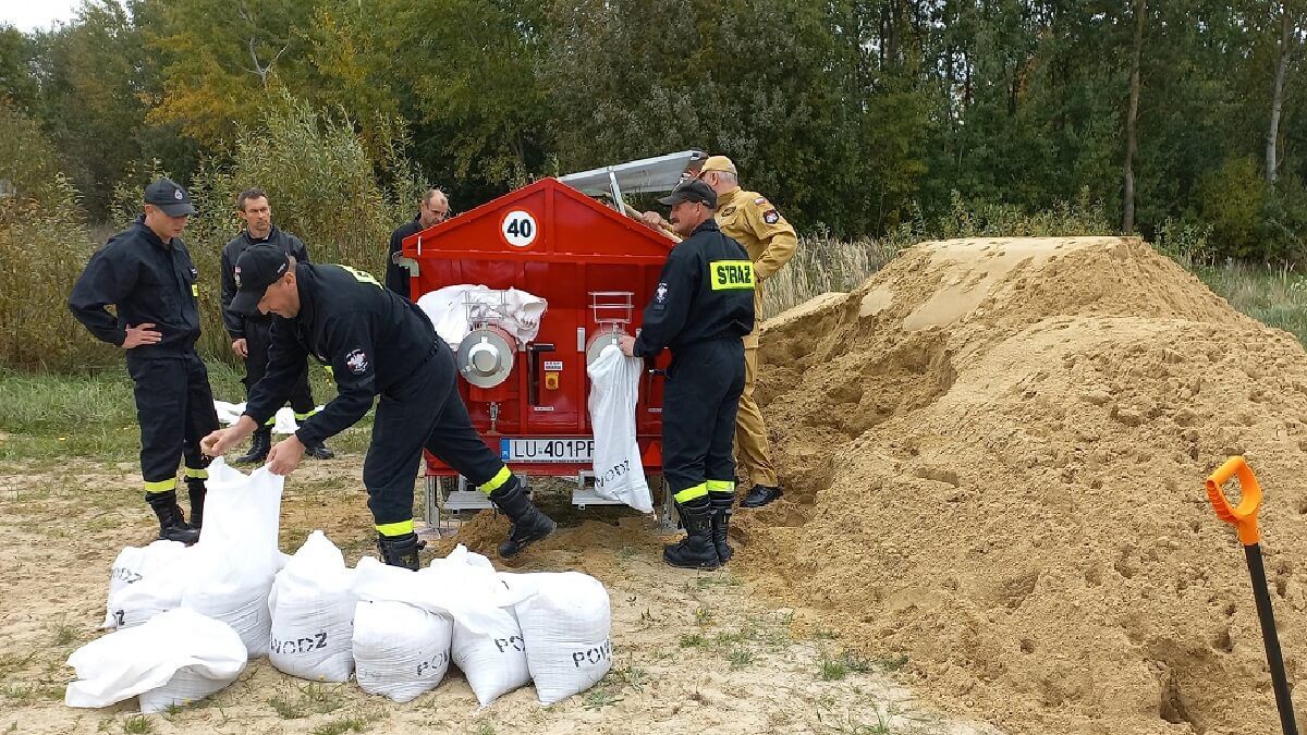 Napełnianie worków z piaskiem