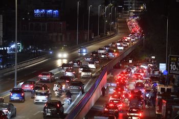 Tysiące aut na ulicach. Kraj wciągnięty w konflikt. Ludzie uciekają