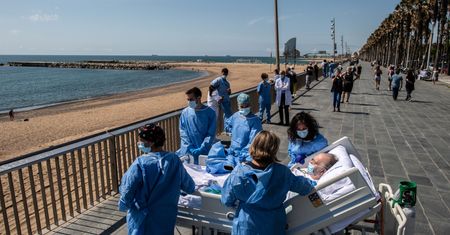 Barcelona. Medycy zabrali na plażę pacjenta zakażonego COVID-19. Karolina Korwin Piotrowska zabrała głos