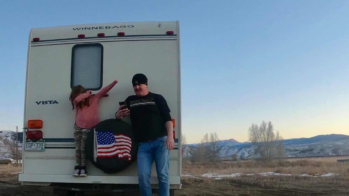 Woody Faircloth i jego 9-letnia córka ruszyli na pomoc osobom, które straciły domu w pożarach 