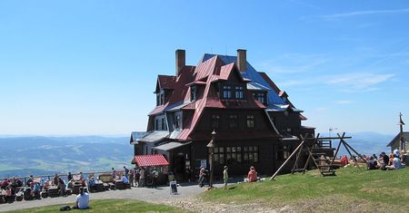 Czechy. Niezwykłe ujęcie. Fotograf uchwycił Alpy ze szczytu położonego jedynie 50 km od Polski