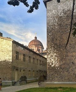 Зачарований дзеркальний двір у Лодзі