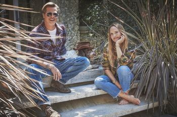 Co Brad Pitt robi w modzie? Działa na zmysły. A także na podświadomość