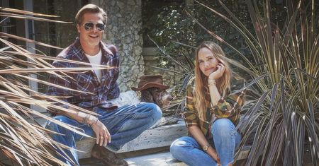 Co Brad Pitt robi w modzie? Działa na zmysły. A także na podświadomość