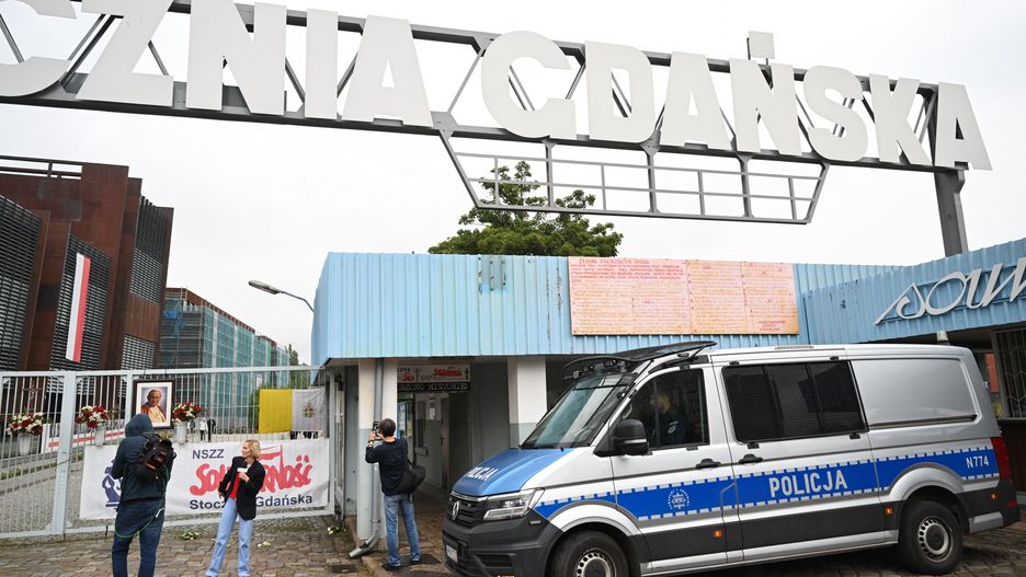 Gdańsk, 30.08.2025. Spryskana proszkiem gaśniczym historyczna brama nr 2 Stoczni w Gdańsku, 30 bm. W wyniku aktu wandalizmu zanieczyszczeniu uległa elewacja budynku wpisanego do rejestru zabytków. W związku ze zdarzeniem policja zatrzymała trzy kobiety w wieku 18, 23 i 24 lat oraz dwóch mężczyzn w wieku 23 i 64 lat. (amb) PAP/Adam Warżawa ***Do tego materiału zdjęciowego dostępna jest również depesza w systemie CSI, pt.: Gdańsk/ Spryskali proszkiem z gaśnicy fragment historycznej Bramy nr 2; zostali zatrzymani***