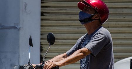 Motocykl i skuter. Przez koronawirusa maseczki są dla kierujących obowiazkowe