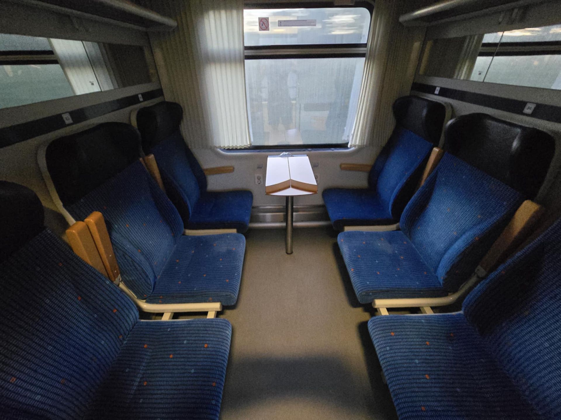 Tak wygląda wagon przedziałowy II klasy pociągu do Pragi